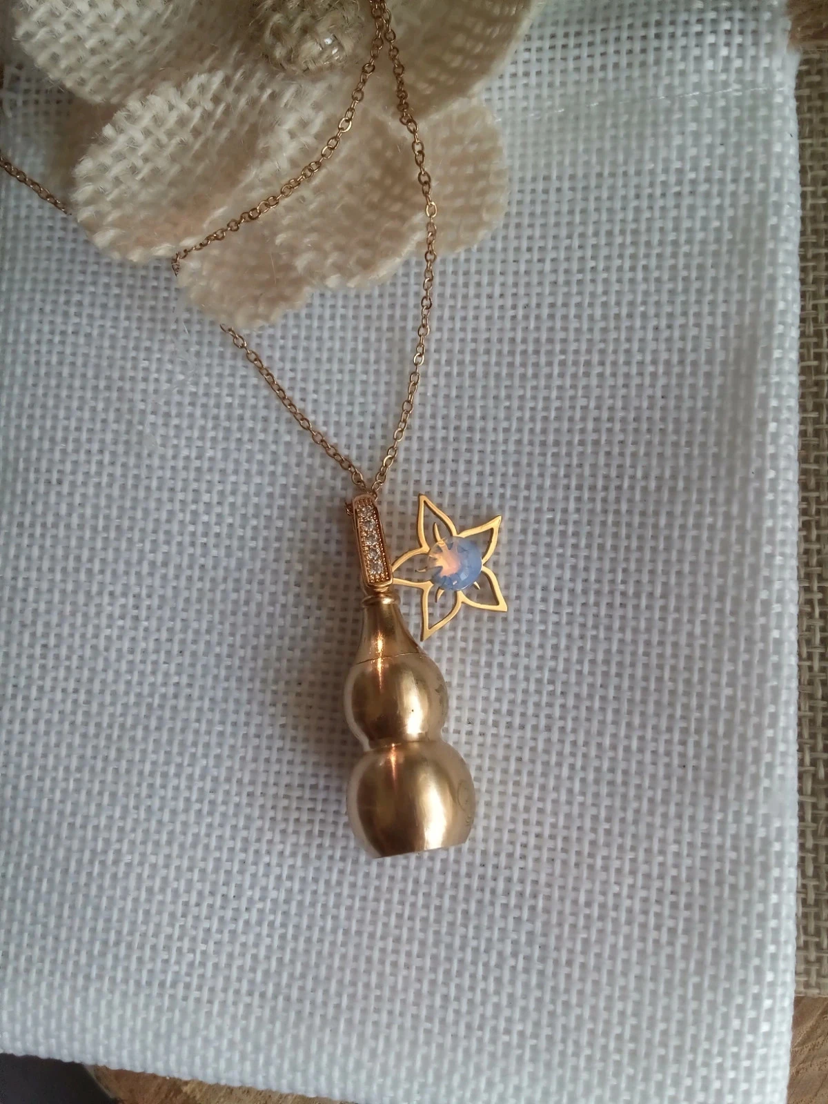 Collier urne avec fleur et pierre d'Opaline